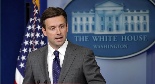 Thư ký báo chí Nhà Trắng Josh Earnest (Ảnh: Politico)