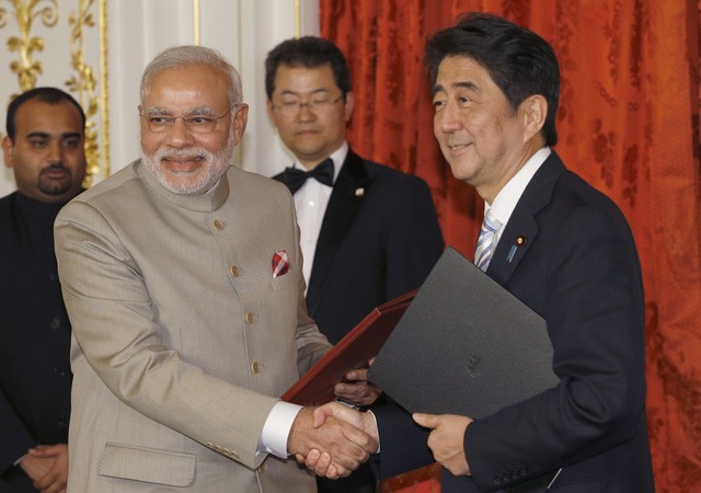 Thủ tướng Abe và người đồng cấp Modi. (Ảnh: AFP)