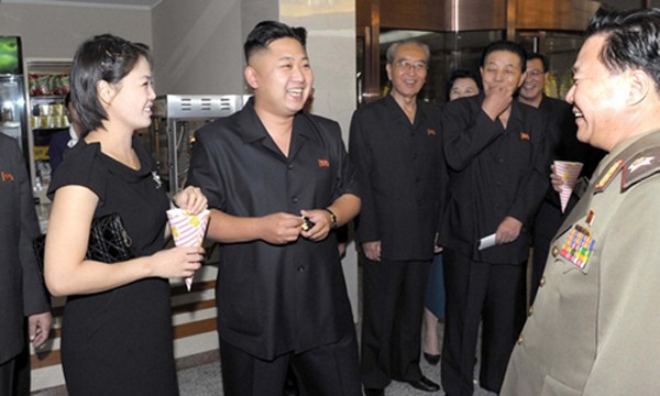 Đệ nhất phu nhân Triều Tiên Ri Sol-ju (trái) trong một lần xuất hiện cùng chồng. Ảnh: KCNA.