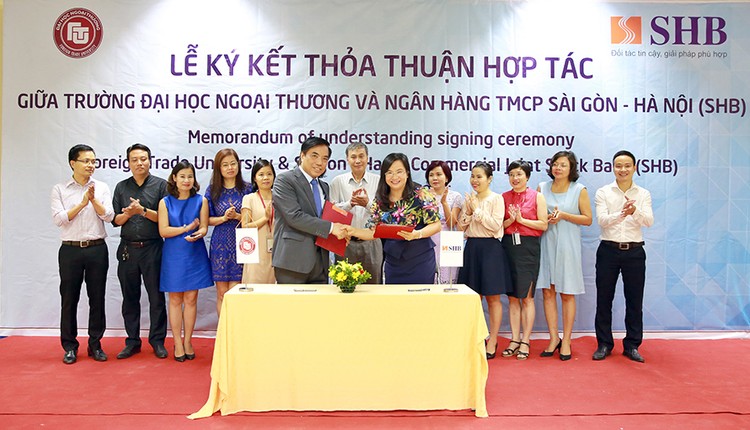 TS Ngô Thu Hà - Phó Tổng Giám đốc Ngân hàng SHB – và PGS. TS Bùi Anh Tuấn - Hiệu trưởng Đại học Ngoại thương - ký thỏa thuận hợp tác