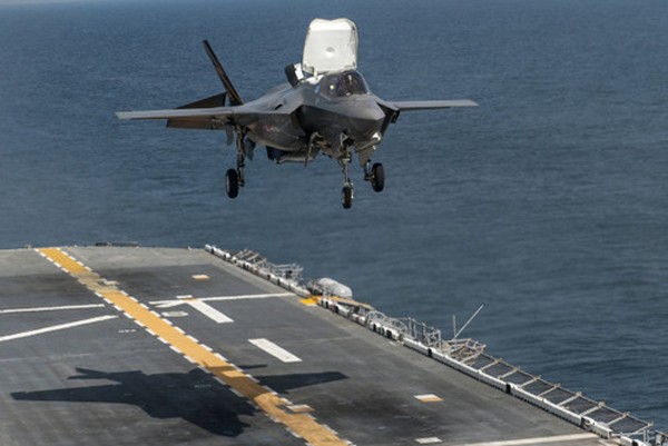 F-35B trong quá trình thử nghiệm hạ cánh thẳng đứng. Ảnh:Hải quân Mỹ.