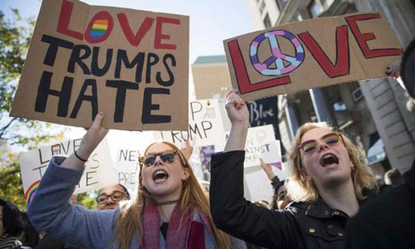 Người biểu tình ở New York giơ khẩu hiệu "Tình yêu chiến thắng hận thù". Ảnh: AP