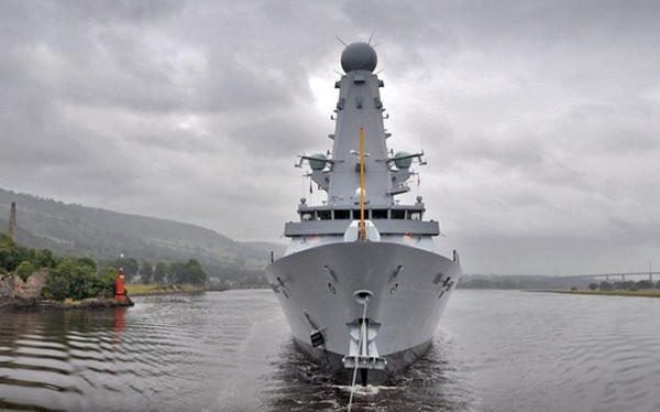 HMS Duncan được lai dắt trên sông. Ảnh:Flickr.