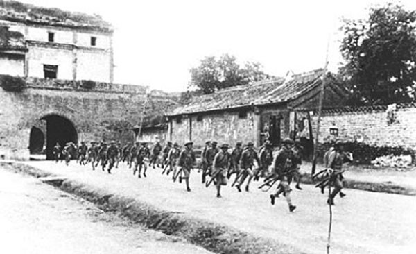 Lính Trung Quốc băng qua cổng thành Uyển Bình năm 1937. Ảnh:Public Domain.