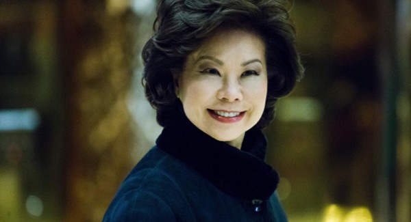 Bà Elaine Chao, cựu bộ trưởng Lao động, hôm 21/11 đến Tháp Trump. Ảnh:AP