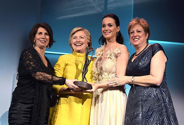 Bà Clinton trao giải thưởng Nhân đạoAudrey Hepburn cho nữ ca sĩ Katy Perry (thứ hai từ phải sang). Ảnh:Unicef