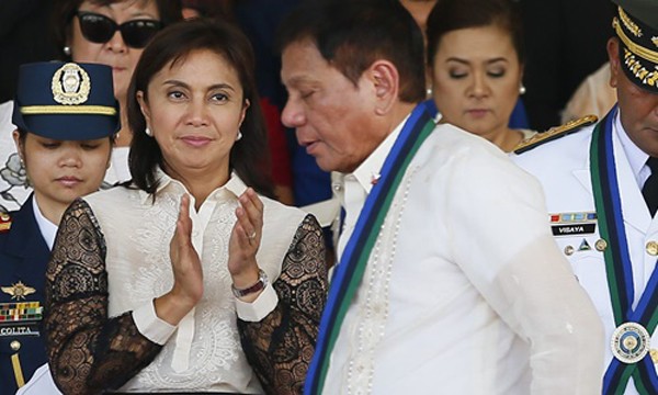 Bà Leni Robredo và ông Rodrigo Duterte cùng xuất hiện tại một sự kiện ở thành phốQuezon, Philippines, hồi đầu tháng 7. Ảnh:AP