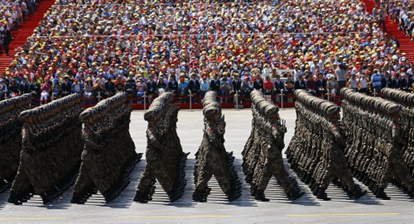 Quân đội Trung Quốc tham gia duyệt binh. Ảnh:Reuters.