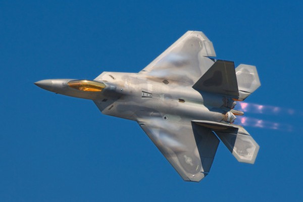 Tiêm kích F-22 bay biểu diễn. Ảnh:Wikipedia.