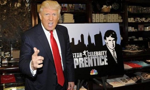 Donald Trump bên biểu tượng chương trình Celebrity Apprentice. Ảnh:NBC 15.