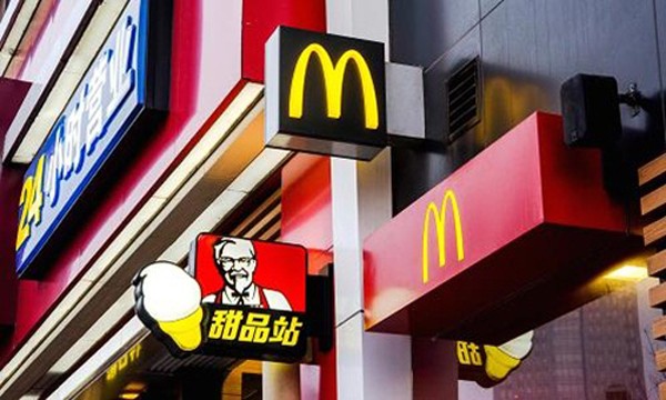 Cửa hàng của KFC và McDonald's trong một trung tâm thương mại ở Bắc Kinh. Ảnh:AFP