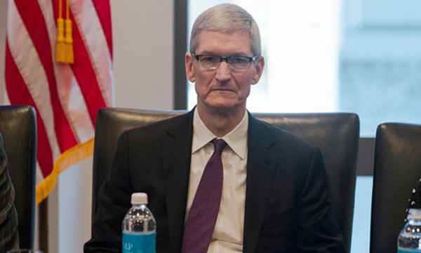 Tim Cook trong buổi gặp mặt tuần trước với ông Donald Trump. Ảnh: AP