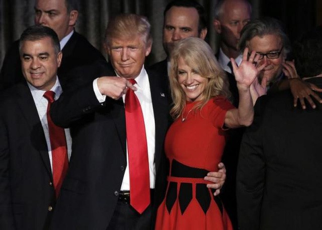 Tổng thống đắc cử Trump và bà Kellyanne Conway trong đêm ăn mừng chiến thắng bầu cử ở New York (Ảnh: Reuters)