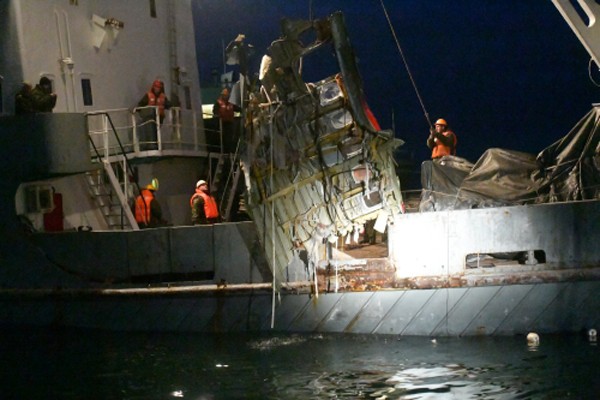 Xác máy bay Tu-154 được trục vớt từ đáy biển. Ảnh:Reuters