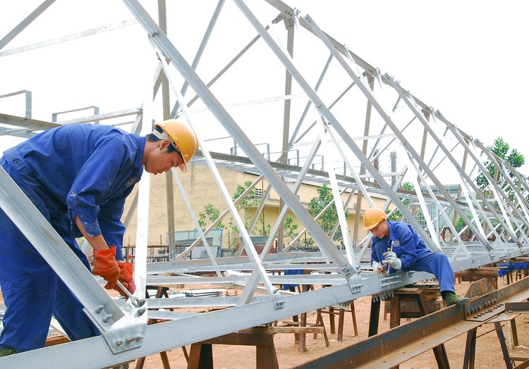 Nhằm tháo gỡ khó khăn về thuế cho doanh nghiệp, Bộ Tài chính đã nghiên cứu, đề xuất giảm thuế suất thuế thu nhập doanh nghiệp cho doanh nghiệp nhỏ và vừa. Ảnh: Lê Tiên