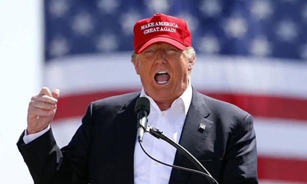 Donald Trump đội chiếc mũ đỏ khi phát biểu tại một cuộc vận động tranh cử ở bang Arizona hồi tháng 3/2016. Ảnh:AP