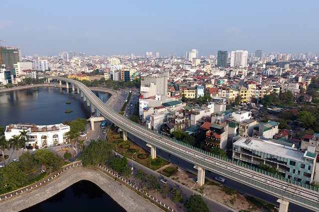 Bộ mặt Hà Nội có nhiều thay đổi khi 2 tuyến đường sắt đô thị đi vào khai thác (ảnh: Mạnh Thắng).