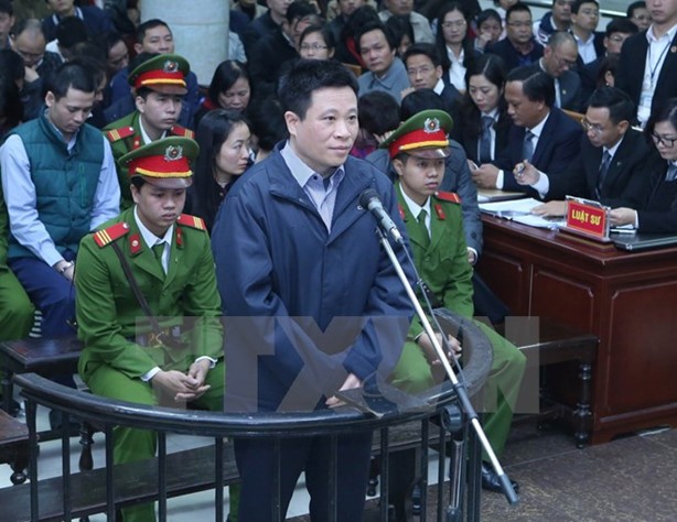 Tại phiên tòa, bị cáo Hà Văn Thắm thừa nhận tội là của bị cáo, không liên quan đến nhân viên dưới quyền. Ảnh: TTXVN