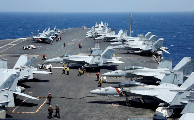 Trên boong tàu sân bay Mỹ USS Carl Vinson. (Ảnh: Reuters)