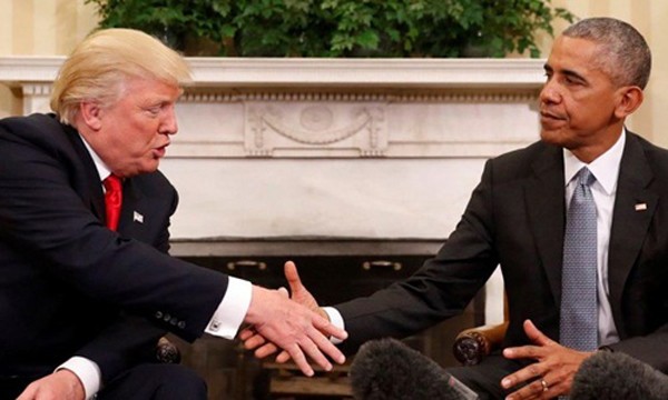 Ông Trump và ông Obama bắt tay tại Nhà Trắng ngày 11/11 năm ngoái. Ảnh:Reuters