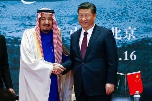 Vua Arab Saudi Salman và Chủ tịch Trung Quốc Tập Cận Bình trong cuộc gặp hôm qua ở Bắc Kinh. Ảnh: Reuters