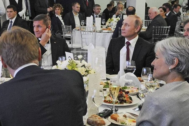 Ông Michael Flynn (trái) ngồi cạnh Tổng thống Vladimir Putin trong một sự kiện tại Nga năm 2015 (Ảnh: Washington Post)