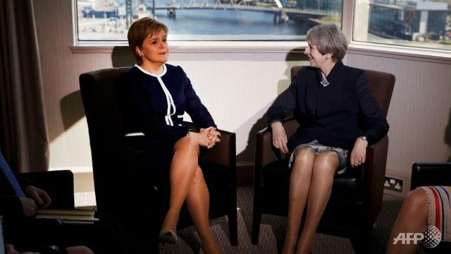 Thủ tướng Anh Theresa May (phải) gặp mặt Thủ hiến Scotland Nicola Sturgeon tại Scotland hôm 27/3 (Ảnh: AFP)