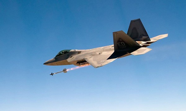Tiêm kích F-22 Raptor phóng tên lửa. Ảnh:USAF.