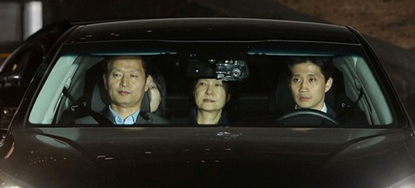 Bà Park Geun-hye được chuyển tới Trung tâm Giam giữ Seoul, ngoại ô Seoul, Hàn Quốc, ngày 31/3. Ảnh:Reuters.