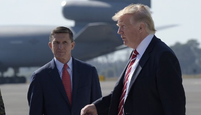 Cựu Cố vấn An ninh Quốc gia Mỹ Michael Flynn (trái) và Tổng thống Mỹ Donald Trump (Ảnh: Washington Examiner)