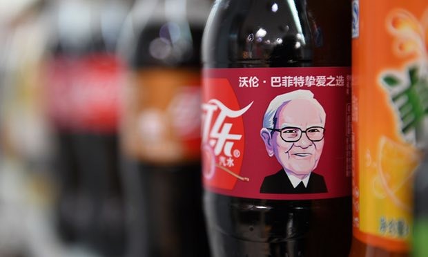 Chai Coca-Cola Cherry được in hình của nhà đầu tư huyền thoại Mỹ Warren Buffett. (Nguồn: Greg Baker/AFP/Getty Images)