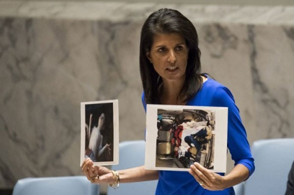 Nikki Haley, Đại sứ Mỹ tại Liên Hợp Quốc cầm ảnh nạn nhân vụ tấn công bằng vũ khí hoá học trong cuộc họp của Hội đồng Bảo an Liên Hợp Quốc ngày 5/4 ở New York. Ảnh:AFP