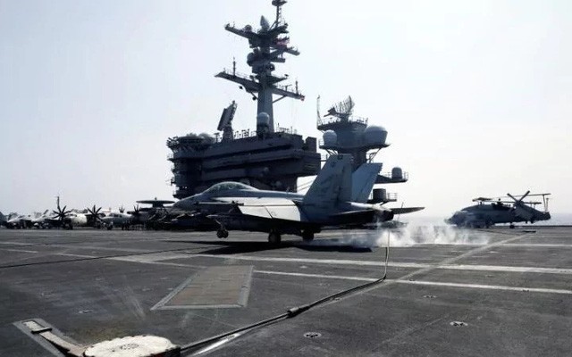 Trên boong tàu sân bay USS Carl Vinson của Hải quân Mỹ. (Ảnh: Reuters)