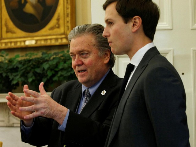 Ông Jared Kushner (phải) và ông Steve Bannon (Ảnh: Reuters)