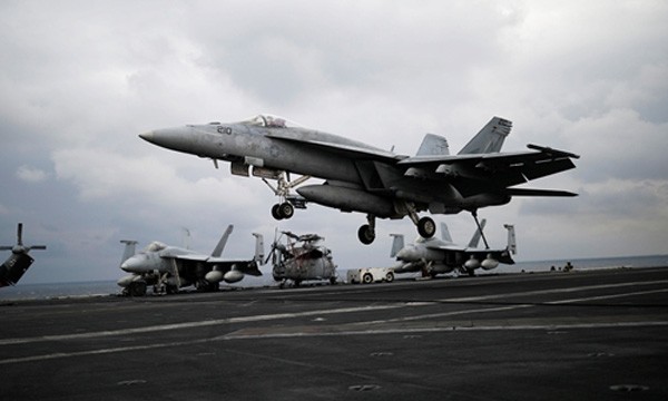 Chiến đấu cơ F-18 hạ cánh xuống tàu sân bay USS Carl Vinson. Ảnh:Reuters.