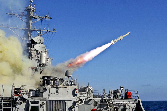 Tàu khu trục USS Mitscher của Mỹ phóng tên lửa Harpoon trong cuộc diễn tập tại Đại Tây Dương (Ảnh: US Navy)