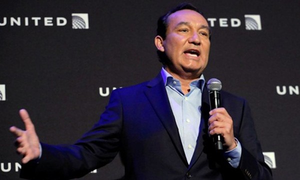 CEO United Airlines - Oscar Munoz trong một sự kiện ở New York năm ngoái. Ảnh:Reuters