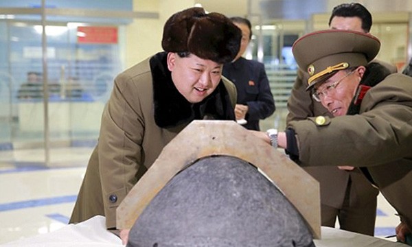 Nhà lãnh đạo Kim Jong-un xem một mô hình đầu đạn tên lửa. Ảnh:Reuters