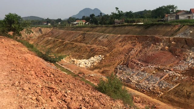 Công trình hàng trăm tỷ chưa đưa vào sử dụng đã bị sạt lở, nhà thầu thi công cho rằng cần thêm khoảng 500 tỷ đồng để khắc phục triệt để, gia cố toàn bộ hệ thống kênh này