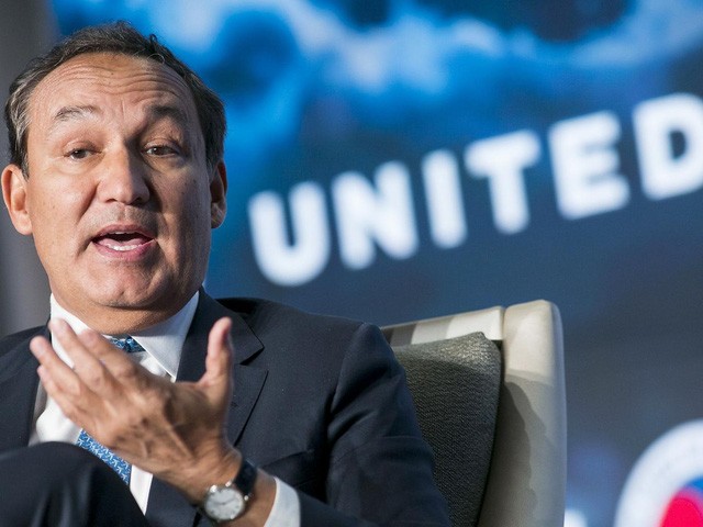 Mức lương năm 2016 của CEO United Airlines Oscar Munoz vào khoảng 14,3 triệu USD. (Nguồn: Rex)