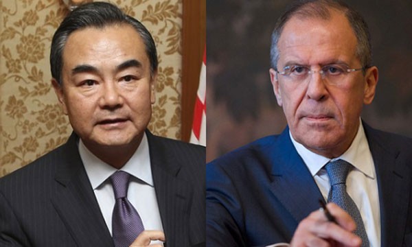 Ngoại trưởng Trung Quốc Vương Nghị (trái) và người đồng cấp Nga Sergey Lavrov. Ảnh:WSJ, Sputnik