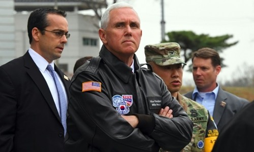 Phó tổng thống Mỹ Mike Pence đến thăm một ngôi làng gần khu phi quân sự liên Triều. Ảnh:AFP