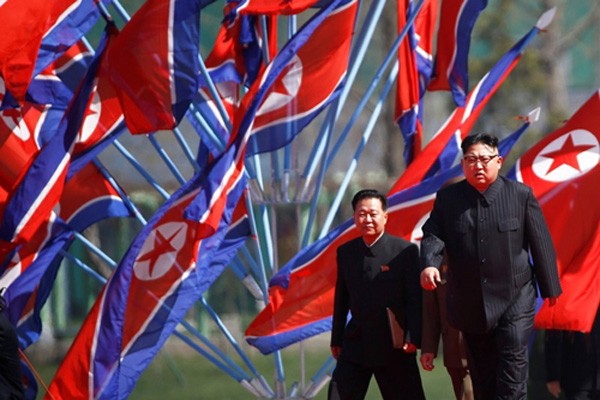 Lãnh đạo Triều Tiên Kim Jong-un (phải). Ảnh:Reuters