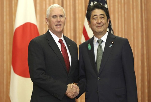 Phó tổng thống Mỹ Mike Pence và Thủ tướng Nhật Shinzo Abe hôm nay gặp tại thủ đô Tokyo. Ảnh:AP