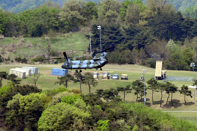 Hệ thống đánh chặn của THAAD (phải) được đặt tại Seongju, Hàn Quốc hôm 26/4 (Ảnh: Reuters)