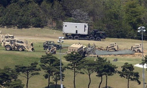 THAAD được lắp đặt tại địa điểm triển khai, một khu đất thuộc thị trấnSeongju, cách thủ đô Seoul, Hàn Quốc, khoảng 250 km về phía nam. Ảnh:AP