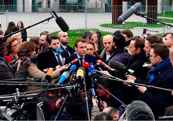 Emmanuel Macron trả lời báo chí sau cuộc gặp với bà Merke ở Berlin tháng 3. Ảnh: AFP