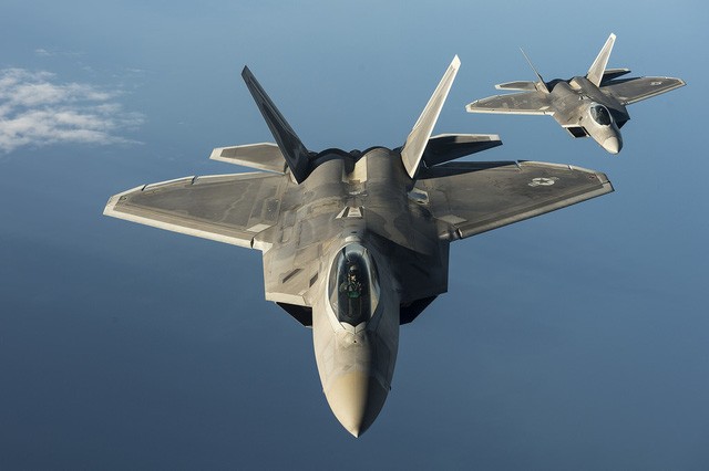 Các máy bay chiến đấu F-22 Raptor của Mỹ (Ảnh: The Aviationist)