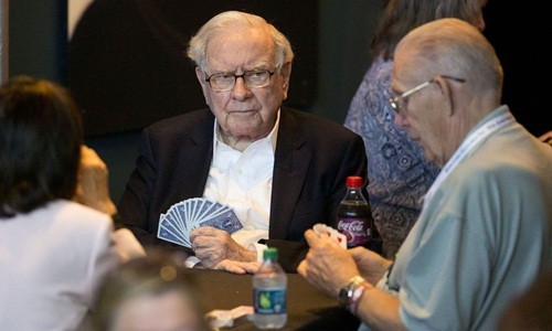 Warren Buffett tại đại hội cổ đông Berkshire Hathaway cuối tuần trước. Ảnh:Bloomberg