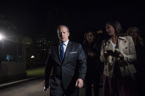 Thư ký báo chí Nhà Trắng Sean Spicer trong buổi họp báo chớp nhoáng ở Cánh Tây. Ảnh:WP